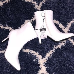 NEW WITH TAG | RUE 21 WHITE BOOTS